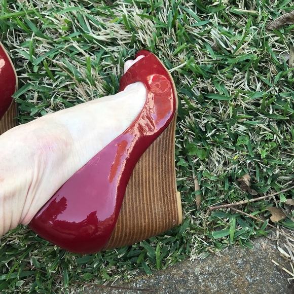 Steve Madden 8.5 Red Peep Toe Wedge - Picture 9 of 10